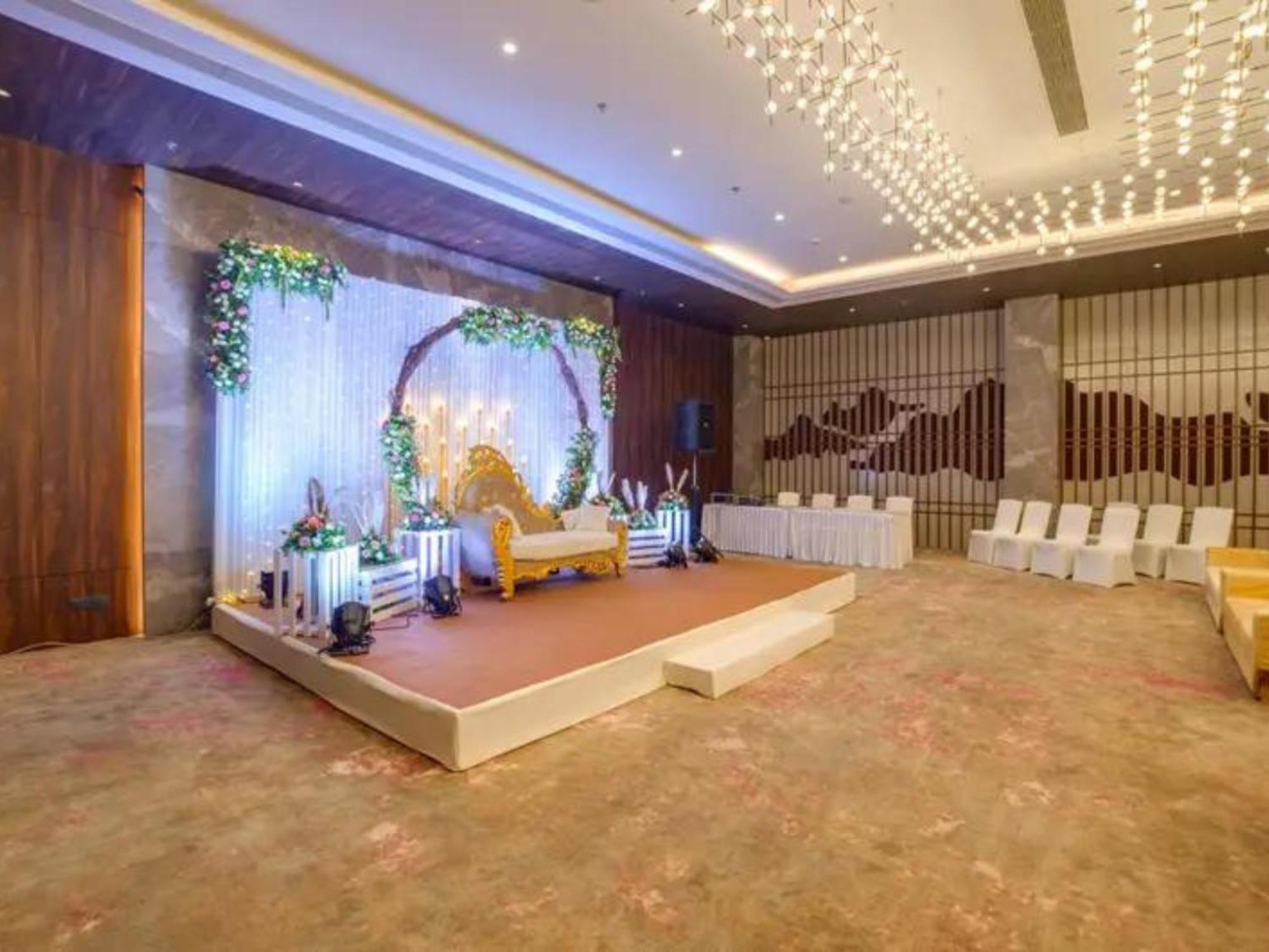 The Amore Surat Hotel Exterior photo